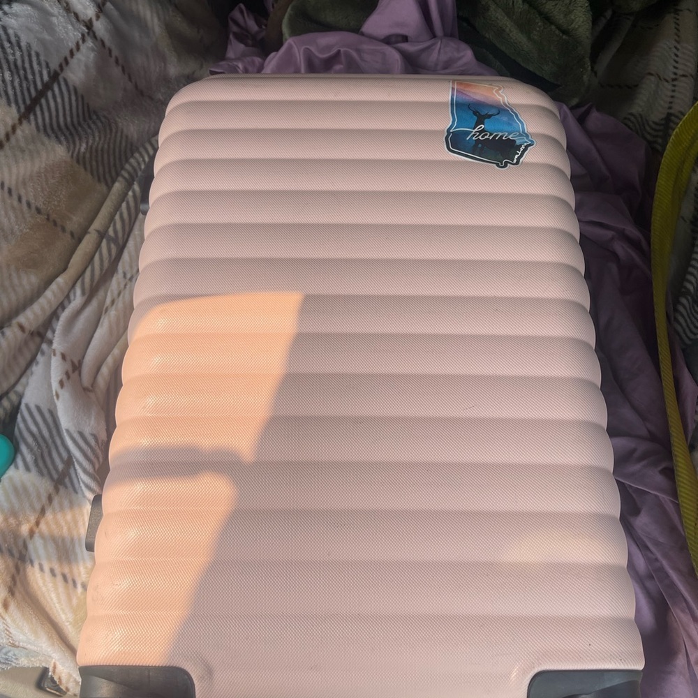 Pink Hardshell Suitcase - Picture 8 of 9